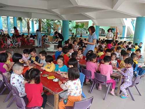 Các bé lớp MGB C4 trường mầm non Phúc Đồng sôi nổi tham gia hoạt động  Bé nặn bánh trôi, bánh chay  .